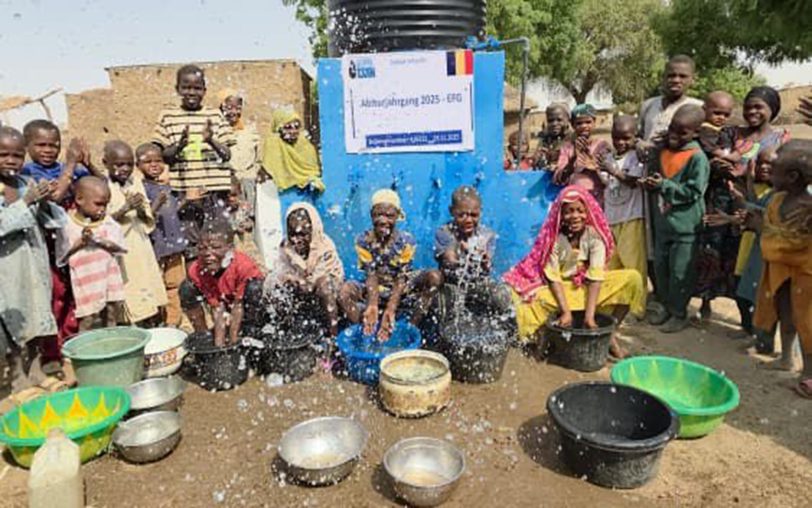 Freude pur: Der Abiturjahrgang 2025 der Erich-Fried-Gesamtschule (EFG) spendete den überschüssigen angesparten Betrag von 5.000 Euro für ein Dorf in Tschad, einem Land in Afrika. Dort wurde unter anderem dieser Brunnen gebaut.