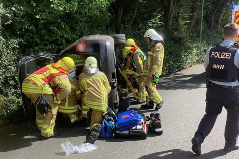 Ein 77-jähriger Herner Pkw-Fahrer kollidierte mit einem am rechten Fahrbahnrand geparkten Pkw, überschlug sich und musste aus seinem Wagen befreit werden.