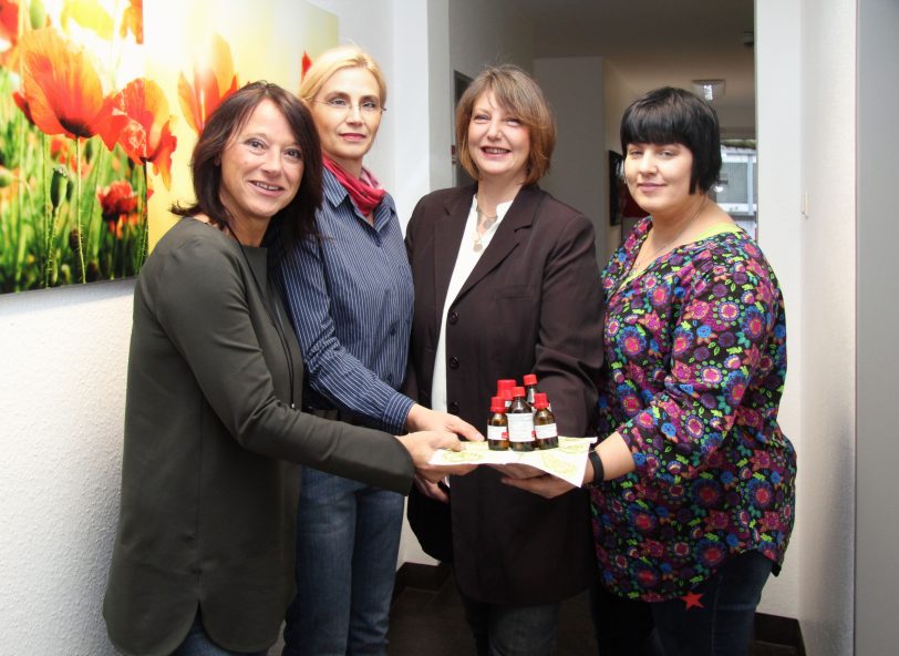 Pflegedirektorin Beate Schlüter-Rickert, Sylvia Streich-Landwehr, Martina Wansel und Stefanie Eisenberg präsentieren eine Auswahl der hochwertigen Öle, die am EvK Herne in der Aromapflege eingesetzt werden.