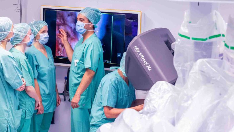 Per Liveübertragung können Studenten ab dem Wintersemester 2021/22 Operationen nicht nur über Bildschirme im OP-Saal, wie hier bei einer Operation mit dem Operationsroboter, sondern auch von zuhause aus verfolgen.