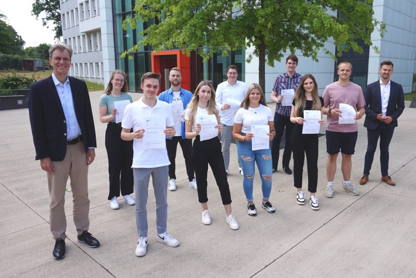 v.l. Ulrich Koch (Vorstand), Nele Hüsken, Steven Jenhardt, Felix Dornfeld, Leonie Müller, Luca Tautz, Christin Pieda, Tim Wippermann, Jona Marie Kaufmann, Tobias Scholz und Georg Bohmke (Ausbildungsleiter).