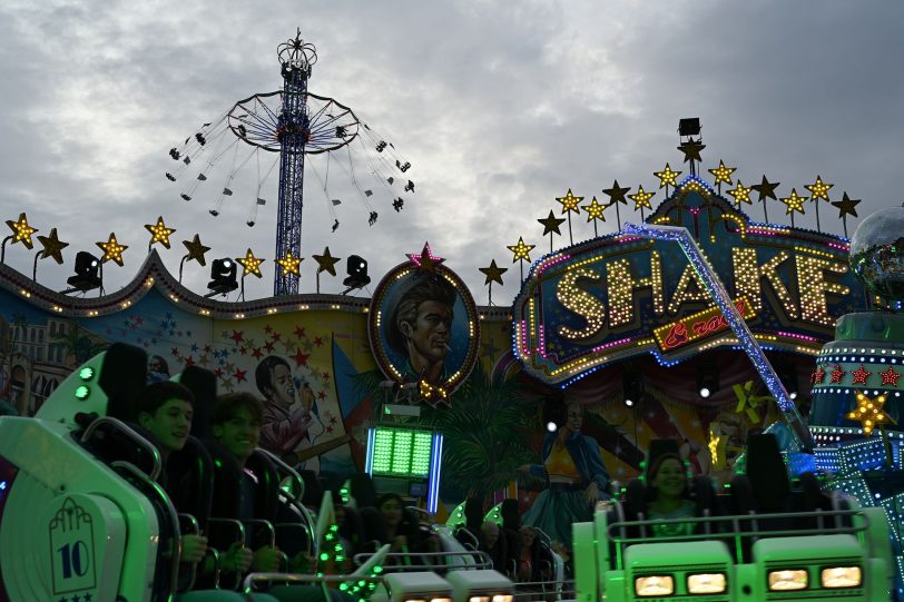 Rundfahrbetrieb Shake and Roll, Hochfahrbetrieb BayernTower Riesenrad Jupiter, Kettenkarussel Wellenflug Blick auf die Cranger Kirmes von der Rathausstraße aus. Im Bild Riesenrad Jupiter, Hochfahrbetrieb Evolution sowie der Turm vom Hochfahrbetrieb Hangover The Tower
