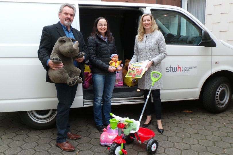 v.l. Karl-Heinz Happek (Stadtwerke), Hanna van Holt (Caritas) und Bianka-Sybille Horstmann (Stadtwerke).