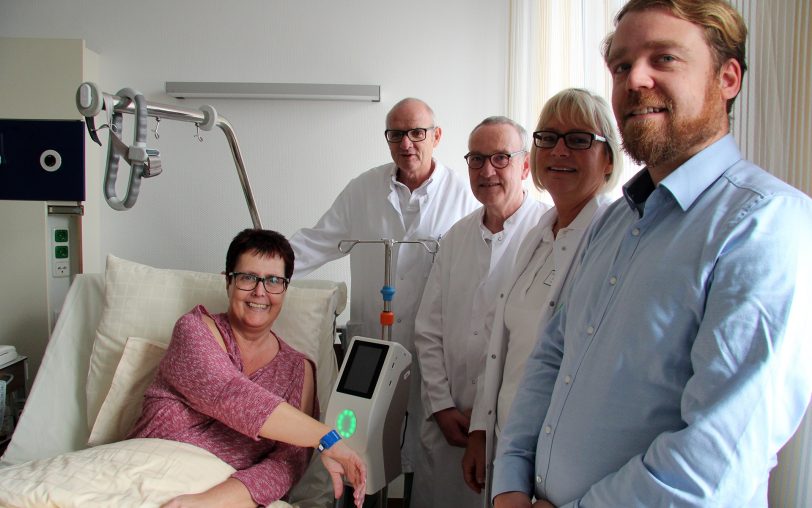 v.l. Patientin Angela, Peter, Prof. Dr. Ulrich Eickhoff, Chefarzt Prof. Dr. Eckhard Müller, Oberärztin Eva Hoffmann und Entwickler Stefan Conrad.
