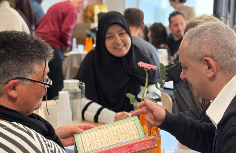 Zum Tag der offenen Moschee kamen viele Menschen. Hier im Gespräch Superintendentin Claudia Reifenberger (1.l.) mit Tuncay Nazik (r.).