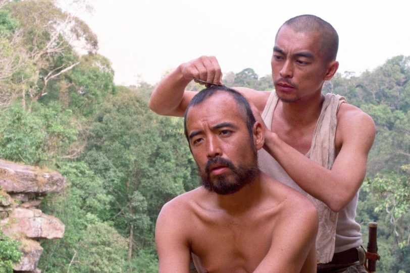 Da waren es nur noch zwei: Onoda (Kanij Tsuda) schneidet Kozuka (Tetsuya Chiba) die Haare.