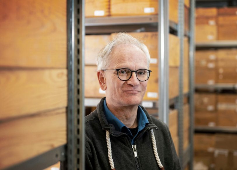 Prof. Dr. Ulrich Müller von der Christian-Albrechts-Universität zu Kiel beleuchtet in seinem Vortrag auf humorvolle Weise den Mehrwert und die Vorurteile, die der Archäologie der Moderne entgegenwirken.