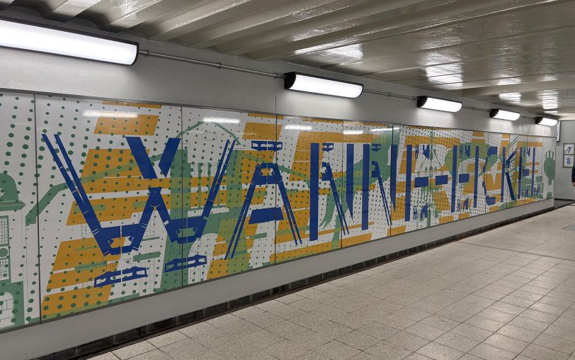 Die Unterführung ist nun modern und hell, an der Seite sind Grafiken mit dem Schriftzug 