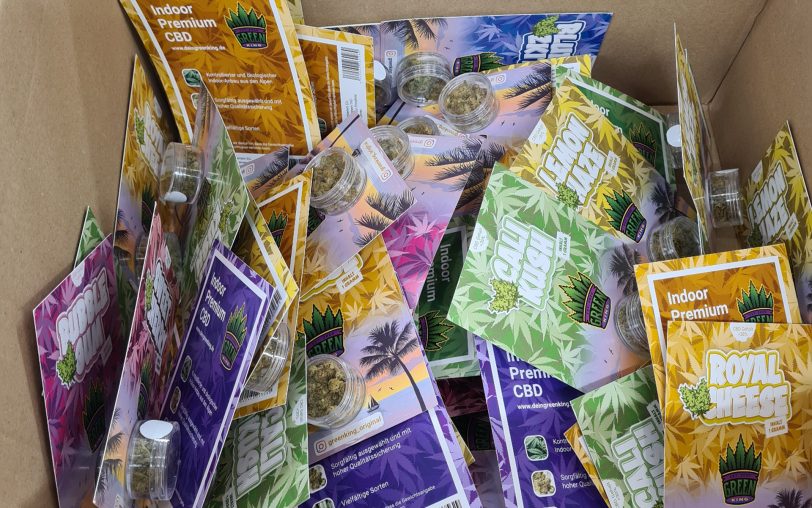 Die sichergestellten Waren des Hauptzollamtes, darunter CBD-Marihuana und Einweg E-Zigaretten.