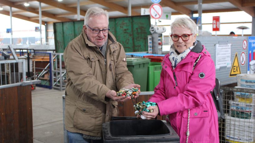 Detlef Brune und Brigitte Kraft mit den Kronkorken.