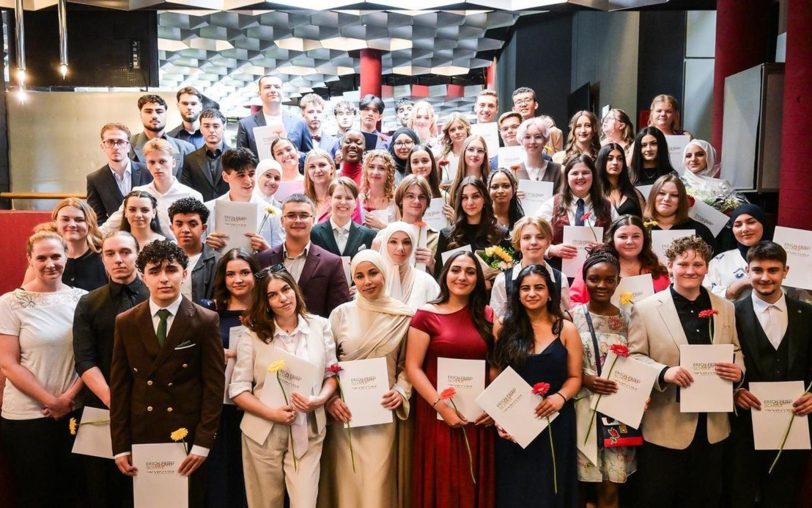 Der Abiturjahrgang 2025 der Erich-Fried-Gesamtschule.