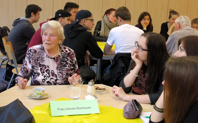 Ursula Bierbaum im Gespräch mit Schülern.