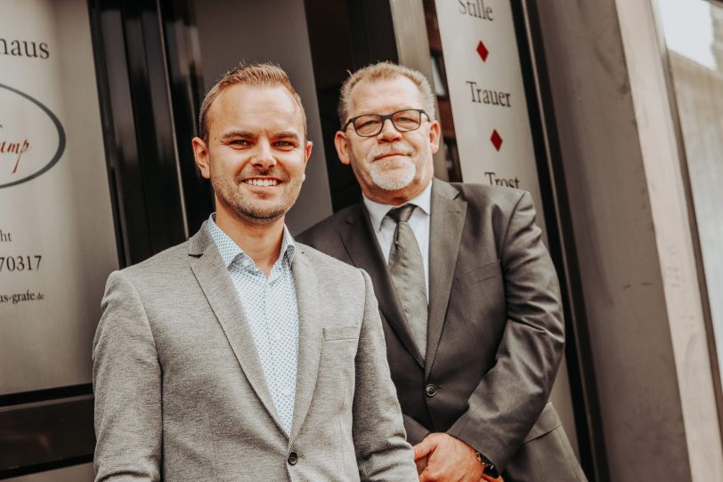 Tobias Tilly (links) und Torsten Eickhoff führen gemeinsam das traditionsreiche Wanne-Eickeler „Bestattungshaus Grafe-Linnkamp