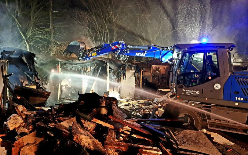 Der Bagger des THW Herne, Fachgruppe Räumen, unterstützt die Feuerwehr Herne bei den Nachlöscharbeiten durch das Niederlegen des Gebäudes.