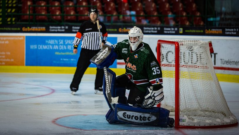 Goalie Finn Becker verlor mit seinem Team bei den Rostock Piranhas, bewahrte sein Team aber vor einer höheren Niederlage.