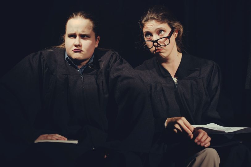 Kristina Geßner (r.), hier mit Noah Robl in „random.“, ist am 28, November 2025 in Bensberg in ihrem ersten eigenen Stück „Wie lange noch?“