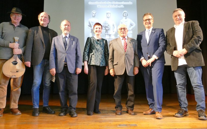 Festakt zum 100-jährigen Jubiläum: Die Gesellschaft für Heimatkunde (GfH) Wanne-Eickel feierte im Volkshaus Röhlinghausen. Mit dabei waren unter anderem der Vorsitzende der GfH, Frank Sichau (3.v.l.) und Kai Gera, Bürgermeister der Stadt (2.v.r.).