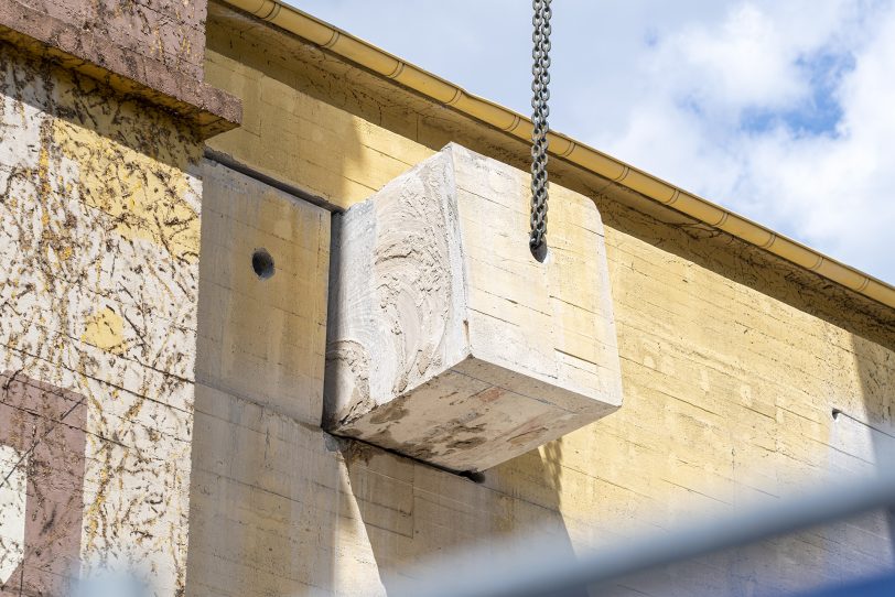 Die erste Fensteröffnung für den &quot;Wohnbunker&quot; am Kurt-Edelhagen-Platz in in Herne (NW), wurde am Donnerstag (14.05.2020) eingeschnitten.