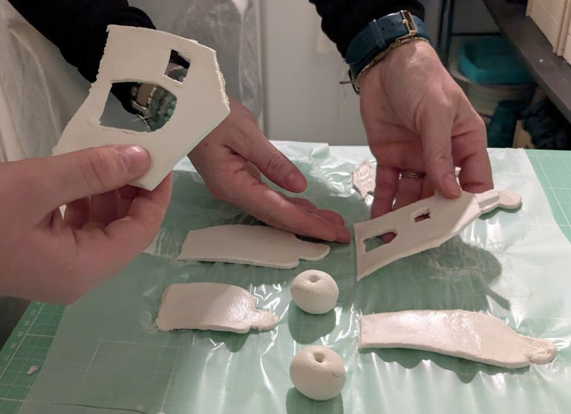 Die fertigen Krippenmodule müssen nun geschliffen werden.
In der Mondwerkstatt von Wanne-Eickel fand im Dezember ein Konspirativer Krippen-Workshop unter der Anleitung von Inka Klein-Heidicker statt.