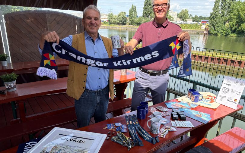 Den Schal in der Hand, ein Lächeln im Gesicht: (v.li.) Schaustellerpräsident Albert Ritter und Kirmessprecher Alexander Christian stellten die neuen Crange Souvenirs vor.