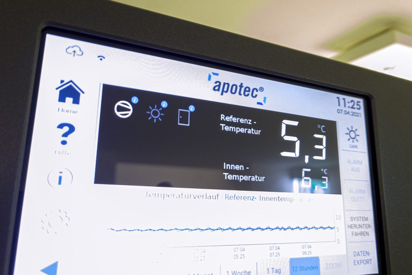 Ein neuer Medikamenten-Kühlschrank garantiert die richtige Temperatur für den empfindlichen Impfstoff.