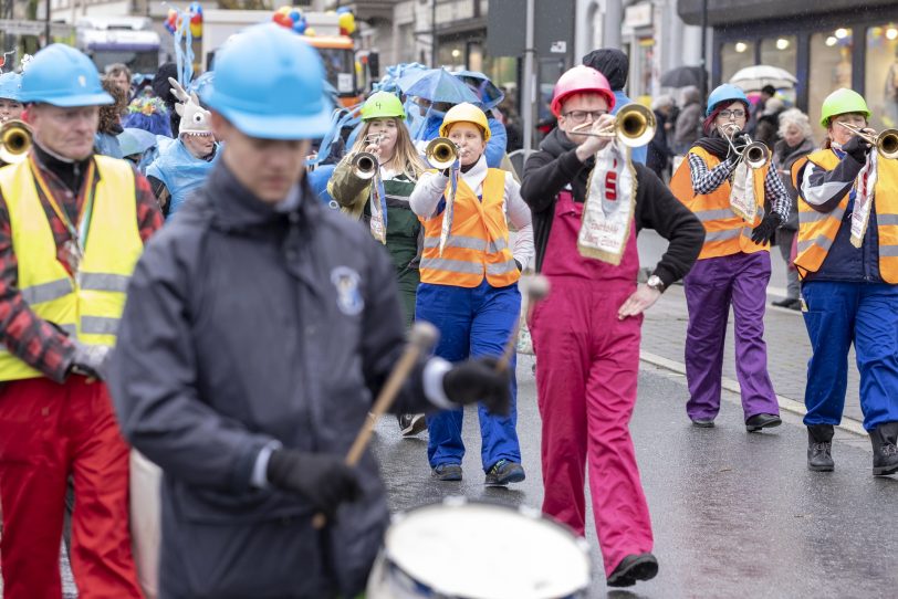 Der Karnevalsumzug am Rosenmontag (04.03.2019) in Herne (NW). Der Umzug startete pünktlich um 12 Uhr vom Kurt-Edelhagen-Platz in Sodingen in Richtung Innenstadt. Trotz der Unwetterwarnung des DWD hatten sich die HeKaGe und das Ordnungsamt entschieden, den Zug rollen zu lassen. Kurz nach dem Start setzte ein heftiger Schauer ein, der Teilnehmer und Zuschauer ordentlich durchweichte.