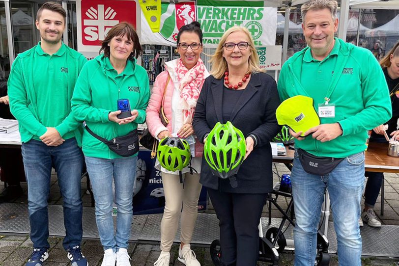 Organisatorin vom Ehrenamtsbüro Sabine Torkowski und Bürgermeisterin Andrea Oehler (3.+4.v.l.) mit Mitgliedern der Verkehrswacht beim 