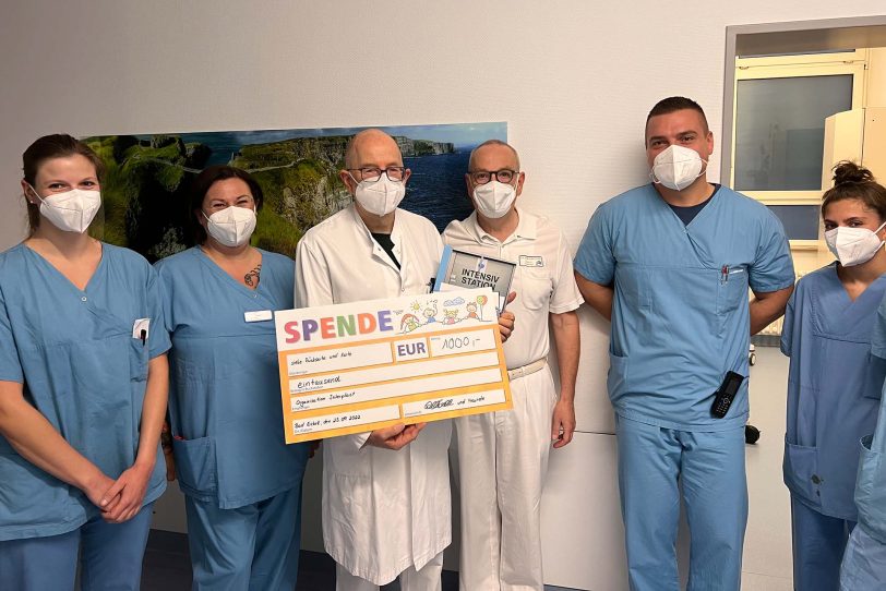 Dr. Frank Möller (3.v.l.) hatte sich zum Klinik-Abschied Spenden statt Geschenke von seinen Kollegen gewünscht. Klinikchef Prof. Dr. Eckhard Müller (3.v.r.) überreichte den symbolischen Scheck im Wert von 1.000 Euro.