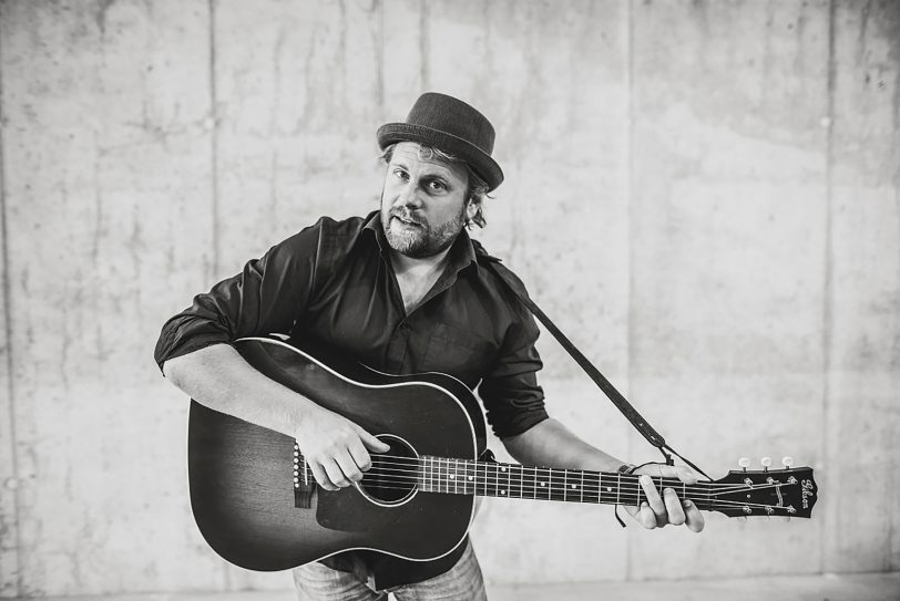 Der Singer-Songwriter Sebel, eigentlich Sebastian Niehoff.