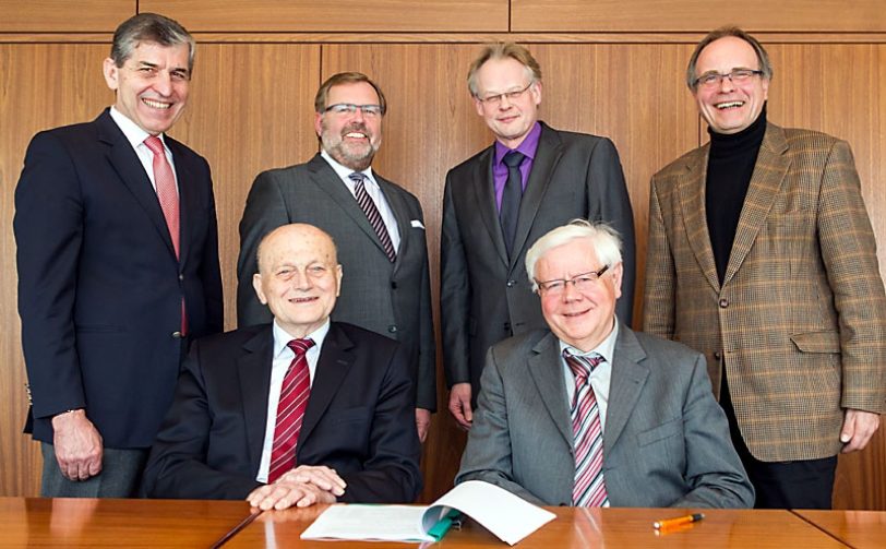 Bei der Fusion zur St. Elisabeth-Gruppe: o.v.l. Prof. Georgios Godolias, Jürgen Hellmann, Theo Freitag, Prof. Ludger Pientka. u.v.l. Dr. Josef Baumann, Gerhard Wolf.