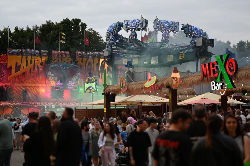 Die abendliche Cranger Kirmes mit Rundfahrbetrieb Predator, Ausschank Mexo Bar und Geisterbahn Fahrt zur Hölle 2.0 Riesenrad Jupiter, Kettenkarussel Wellenflug Blick auf die Cranger Kirmes von der Rathausstraße aus. Im Bild Riesenrad Jupiter, Hochfahrbetrieb Evolution sowie der Turm vom Hochfahrbetrieb Hangover The Tower