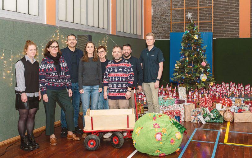 Bei der Geschenkübergabe: Lena-Linda Paschmanns (Vulkan Deutschland), Isabella Ernste (Schulleiterin), Mohamed Fakraoui, Nina Möller, Heike Pesch (alle Vulkan Deutschland), Martin Buchholz (stellv. Schulleiter) Norman Niemeyer und Julian Mertsch (beide Vulkan Deutschland).