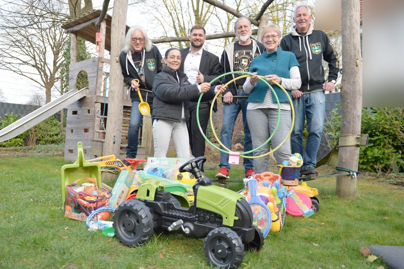 Die Mondritter und Moritz Trepper von der Sparda übergeben das versprochene Sandspielzeug an die Mitarbeiterinner des Frauenhauses. im Bild v.l. hinten Horst Schröder, Moritz Trepper, Gerd Herzog und Frank Tocholski. vorne v.l. Hanife Ünlü und Olga Kornev.