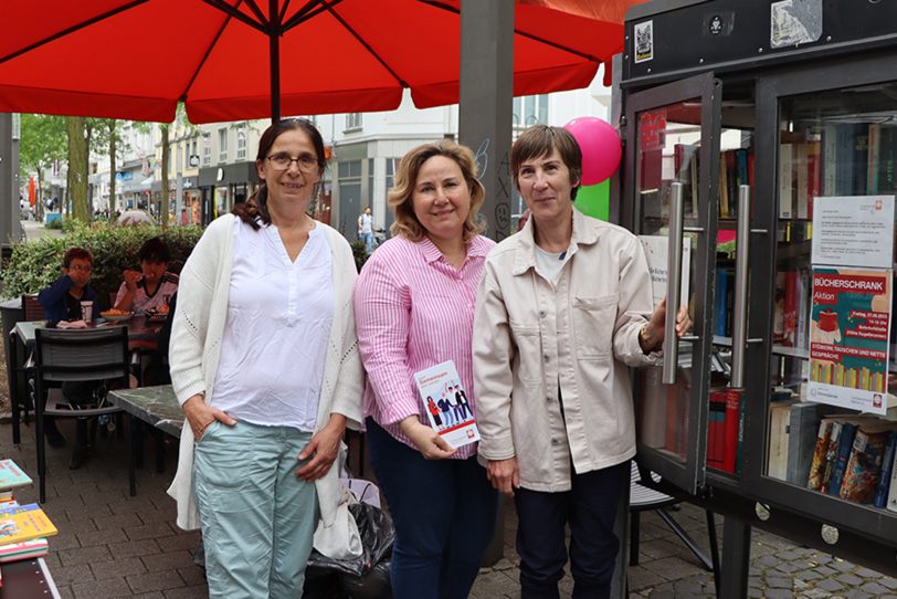 Die Caritas-Mitarbeiterinnen Ulrike Lange (r.) und Emine Ertan (2. v. r.) haben die Aktion gemeinsam mit Bücherschrank-Patin Ina Meyer (l.) organisiert.