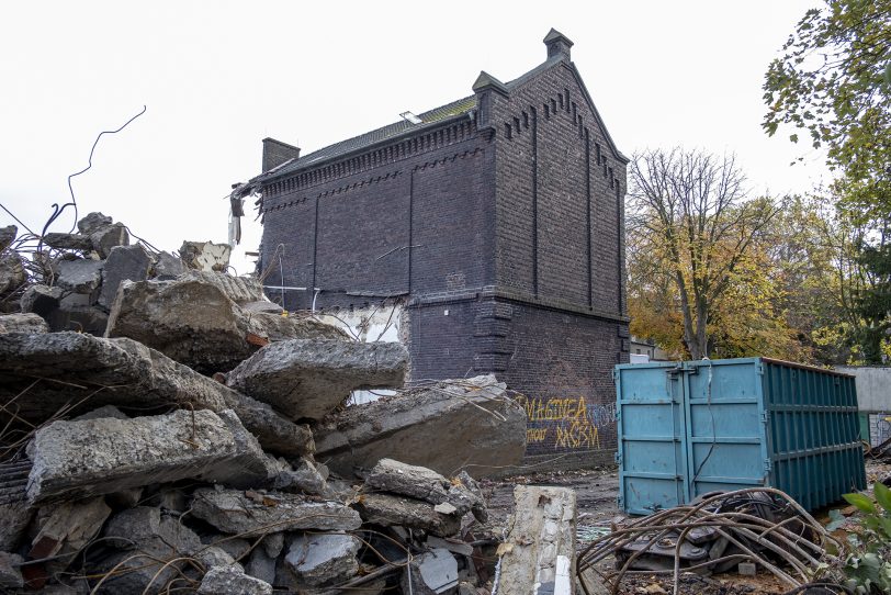 Abbruch der ehemaligen Grundschule am Berliner Platz in Herne (NW) am Montag (04.11.2019).