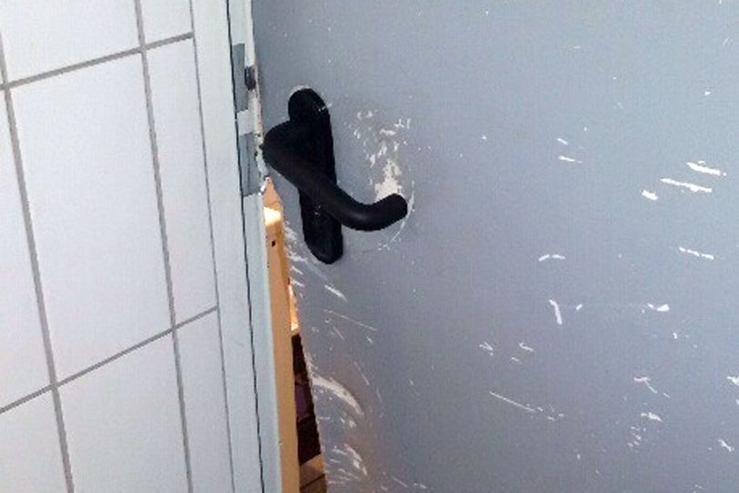 Eine der aufgebrochenen Türen.