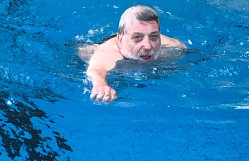 Der Aufsichtsratvorsitzende Erich Leichner testet die Wasserqualität im Wananas.