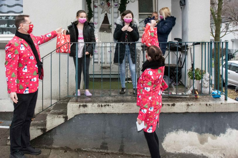 Das designierte Prinzenpaar der 1. HeKaGe - Frank und Kersti Gomille - verteilen Weihnachtstüten an die jüngsten Narren des Vereins.