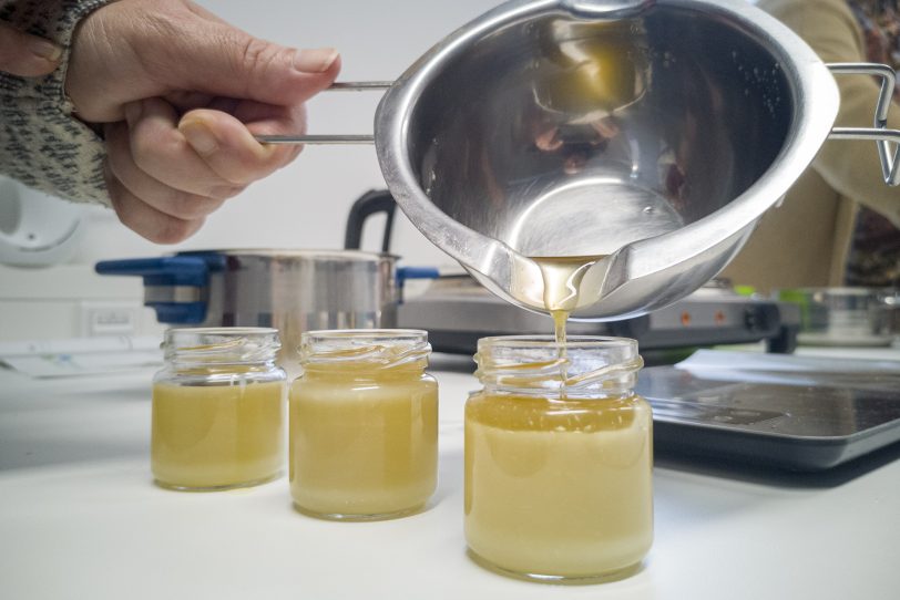 Die (noch) flüssige Creme wird abgefüllt.