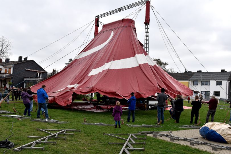 Eltern und Lehrer der Kolibri Schule bauen gemeinsam mit den Artisten das Zirkuszelt auf.