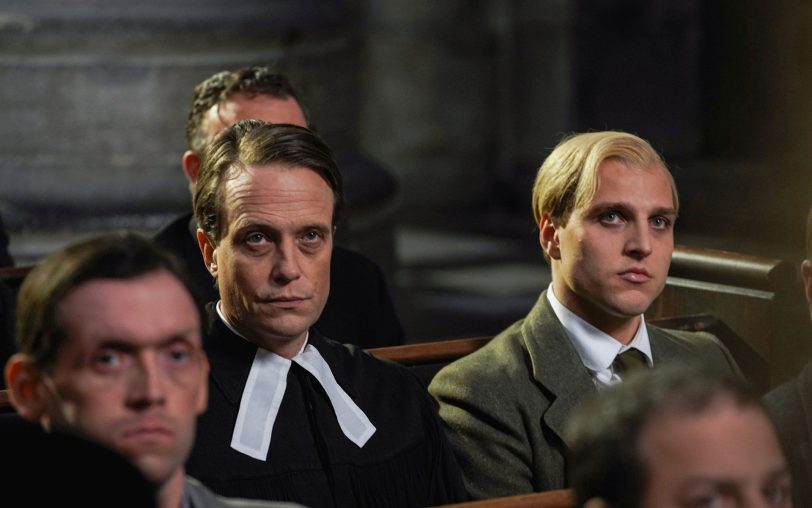 Zusammen mit Pastor Martin Niemöller (August Diehl) gehört Dietrich Bonhoeffer (Jonas Dassler, r.) der Bekennenden Kirche an. „Bonhoeffer“ läuft am 2. November 2025 in Recklinghausen.