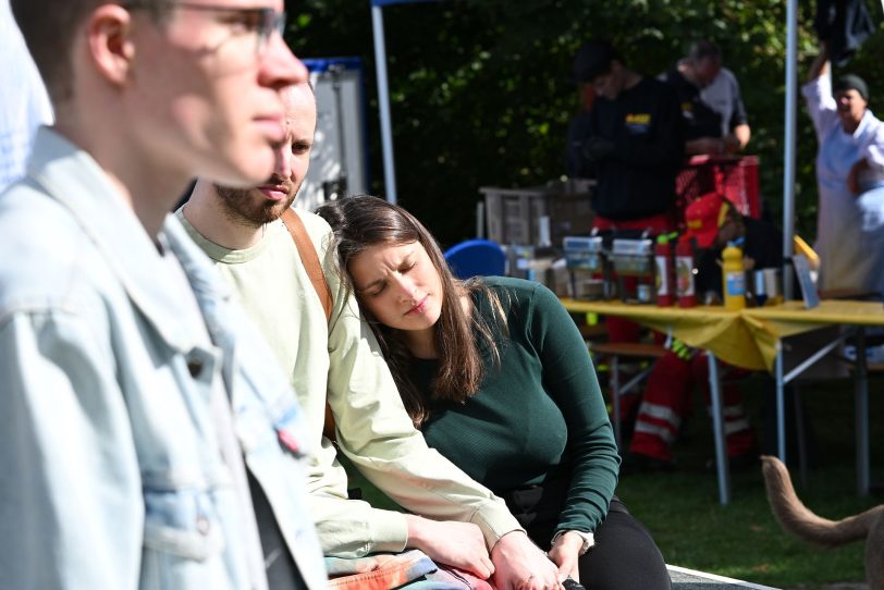 Eine Besucherin lauscht entspannt der Band Taal