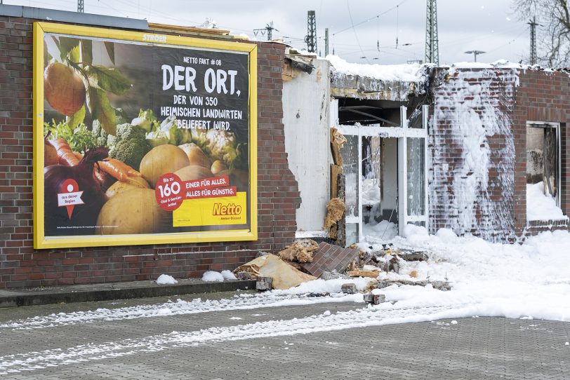 Durch einen Brand wurde am Samstagmorgen (31.01.2021) der Netto-Markt an der Berliner Straße in Herne (NW) komplett zerstört. Kräfte der Berufs- und der Freiwilligen Feuerwehr wurden bei den Löscharbeiten durch das THW unterstützt. Die Polizei ermittelt wegen des Verdachts auf Brandstiftung.