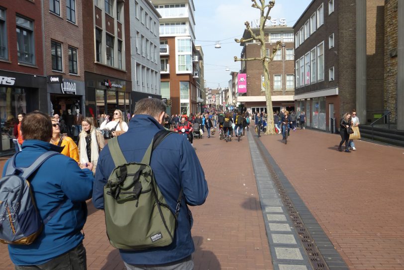 Einkaufsstraße: Harmonisches Miteinander von Fußgängern und Fahrradfahrern.