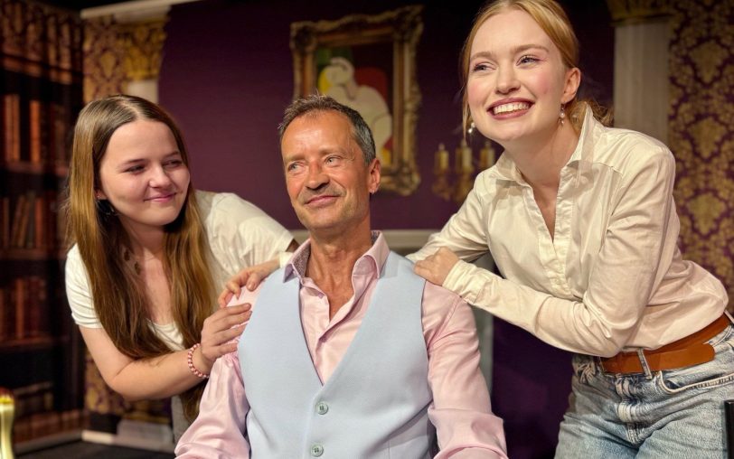 Der Schein trügt: Johann Winkler (Christian Weymayr) als stolzer Vater seiner Töchter Johanna (Lucy Janßen, l.) und Maxi (Nele Nussbaum).