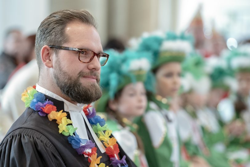 Ökumenischer Gottesdienst zu Altweiberfastnacht mit der Herner Karnevalsgesellschaft (HeKaGe) in der evangelischen Kreuzkirche in Herne (NW) am Donnerstag (28.02.2019), gestaltet von Pfarrer Cornelius Heering (evangelische Kreuzkirchengemeinde), Gemeindereferent Dominik Mutschler (katholische Pfarrei St. Dionysius) und Bürgermeister Erich Leichner. Im Bild: Cornelius Heering.