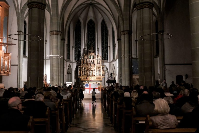 Aktion Friedenslicht in der Kirche St. Peter und Paul.