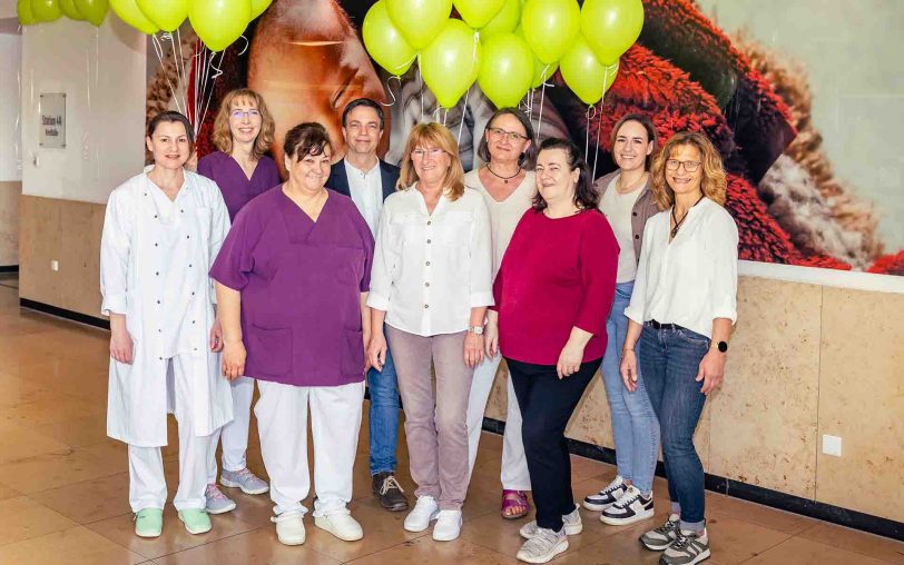 Valentin Menke (4.v.li.), Chefarzt der Klinik für Frauenheilkunde und Geburtshilfe des St. Anna Hospital Herne, informierte gemeinsam mit seinem Team anlässlich der erneuten Zertifizierung zu den Themen Schwangerschaft, Geburt und Wochenbett.