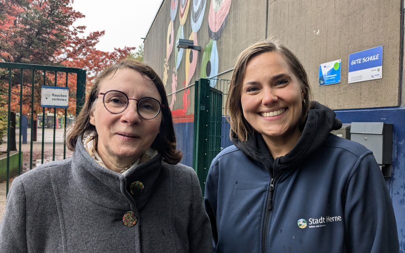 Freuen sich über die neue Möglichkeit für die Kinder: (v.li.) Schulleiterin Gabriele Schlemminger und Klaudia Meyer vom Fachbereich Tiefbau und Verkehr, zuständig für Kinder- und Jugendmobilität bei der Stadt Herne.