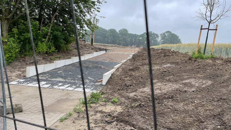 Streuobstwiese Holper Heide neu gestaltet, hier der neue Weg zur Nordstraße.